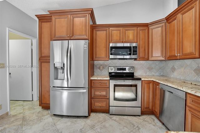 6141 SE Sunny Pointe Cir, Delray Beach, FL 33484