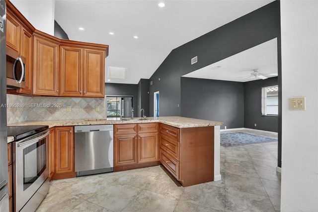 6141 SE Sunny Pointe Cir, Delray Beach, FL 33484
