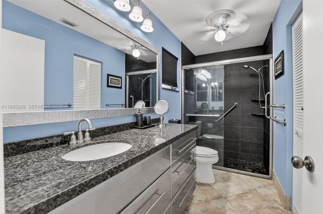 6141 SE Sunny Pointe Cir, Delray Beach, FL 33484