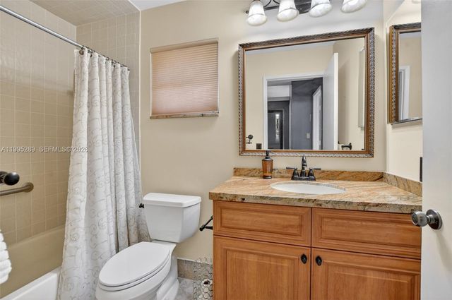 6141 SE Sunny Pointe Cir, Delray Beach, FL 33484