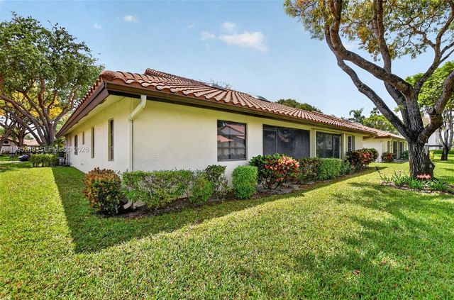 6141 SE Sunny Pointe Cir, Delray Beach, FL 33484