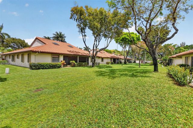 6141 SE Sunny Pointe Cir, Delray Beach, FL 33484
