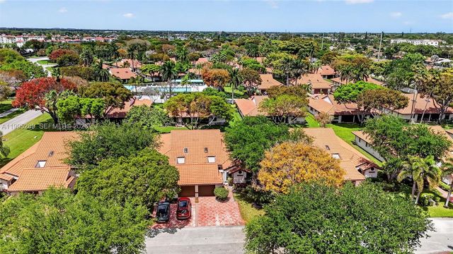 6141 SE Sunny Pointe Cir, Delray Beach, FL 33484