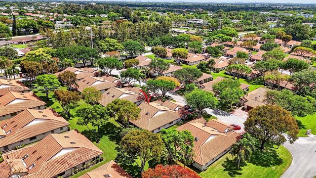 6141 SE Sunny Pointe Cir, Delray Beach, FL 33484