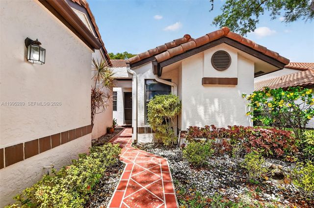 6141 SE Sunny Pointe Cir, Delray Beach, FL 33484
