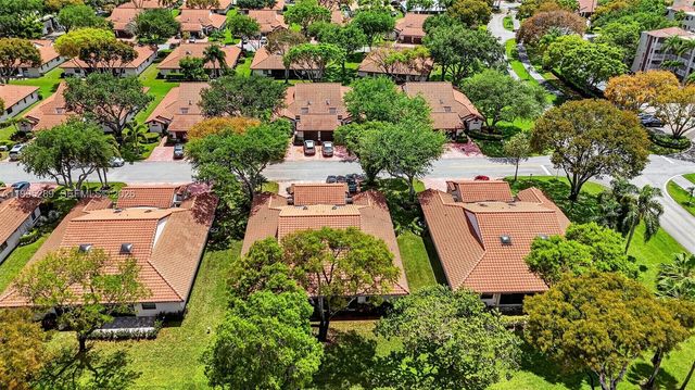 6141 SE Sunny Pointe Cir, Delray Beach, FL 33484