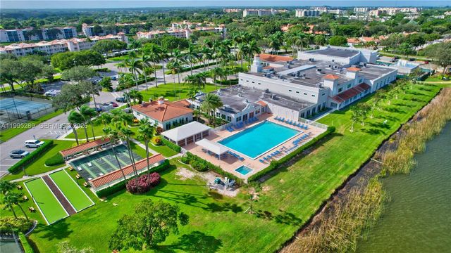 6141 SE Sunny Pointe Cir, Delray Beach, FL 33484