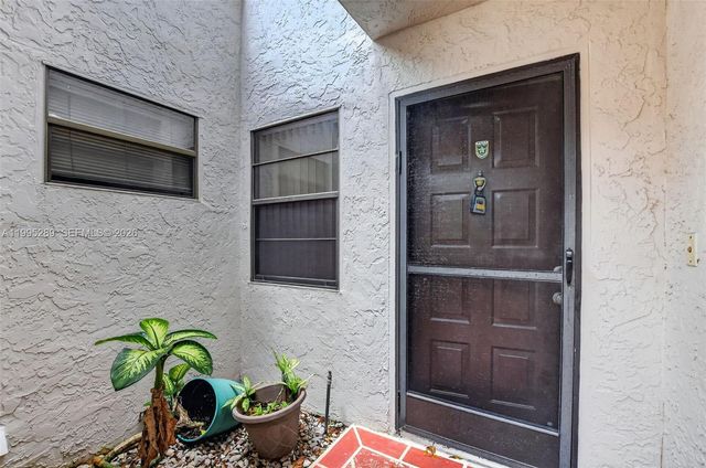 6141 SE Sunny Pointe Cir, Delray Beach, FL 33484