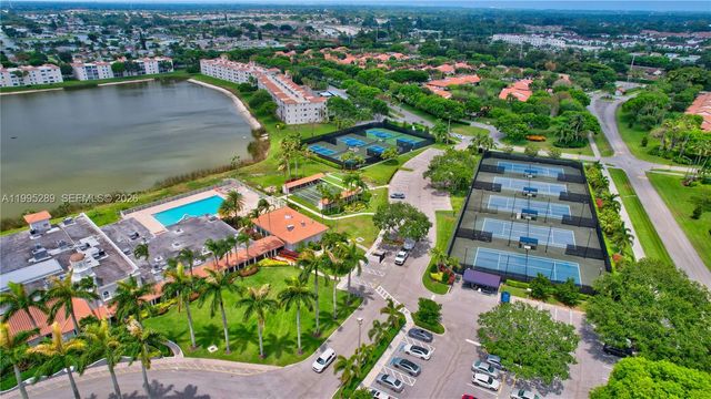 6141 SE Sunny Pointe Cir, Delray Beach, FL 33484