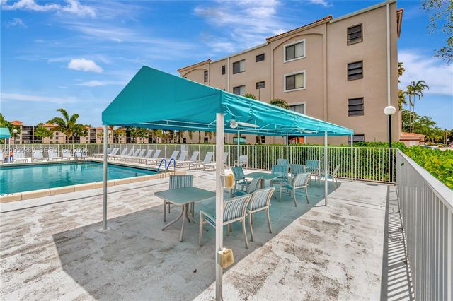 6141 SE Sunny Pointe Cir, Delray Beach, FL 33484