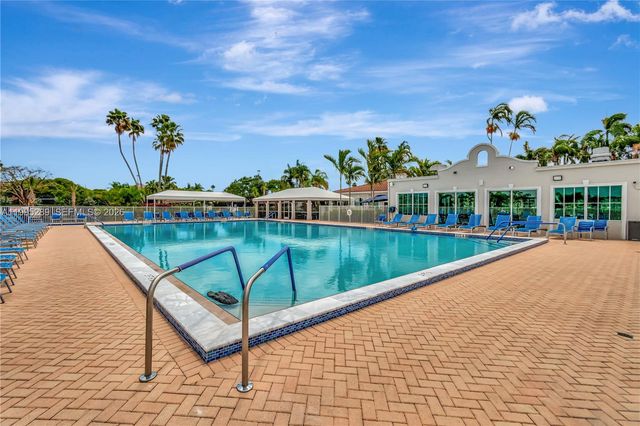 6141 SE Sunny Pointe Cir, Delray Beach, FL 33484
