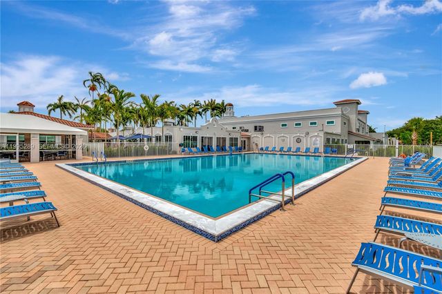 6141 SE Sunny Pointe Cir, Delray Beach, FL 33484