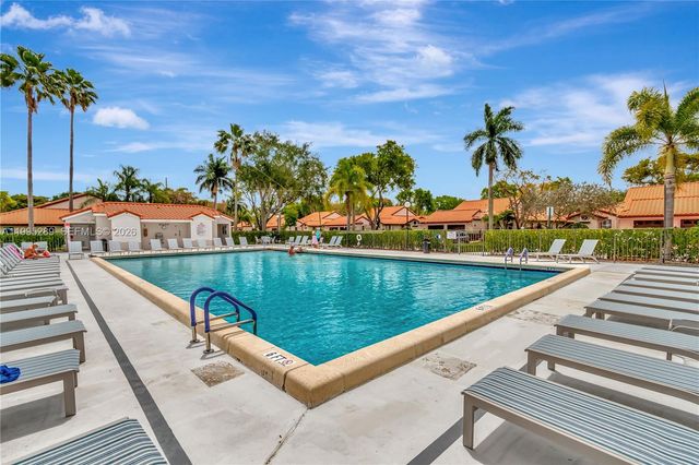 6141 SE Sunny Pointe Cir, Delray Beach, FL 33484