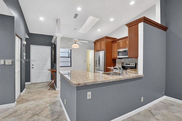 6141 SE Sunny Pointe Cir, Delray Beach, FL 33484