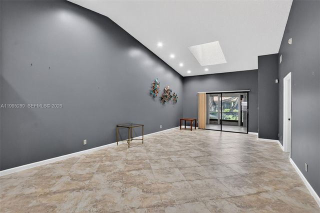 6141 SE Sunny Pointe Cir, Delray Beach, FL 33484