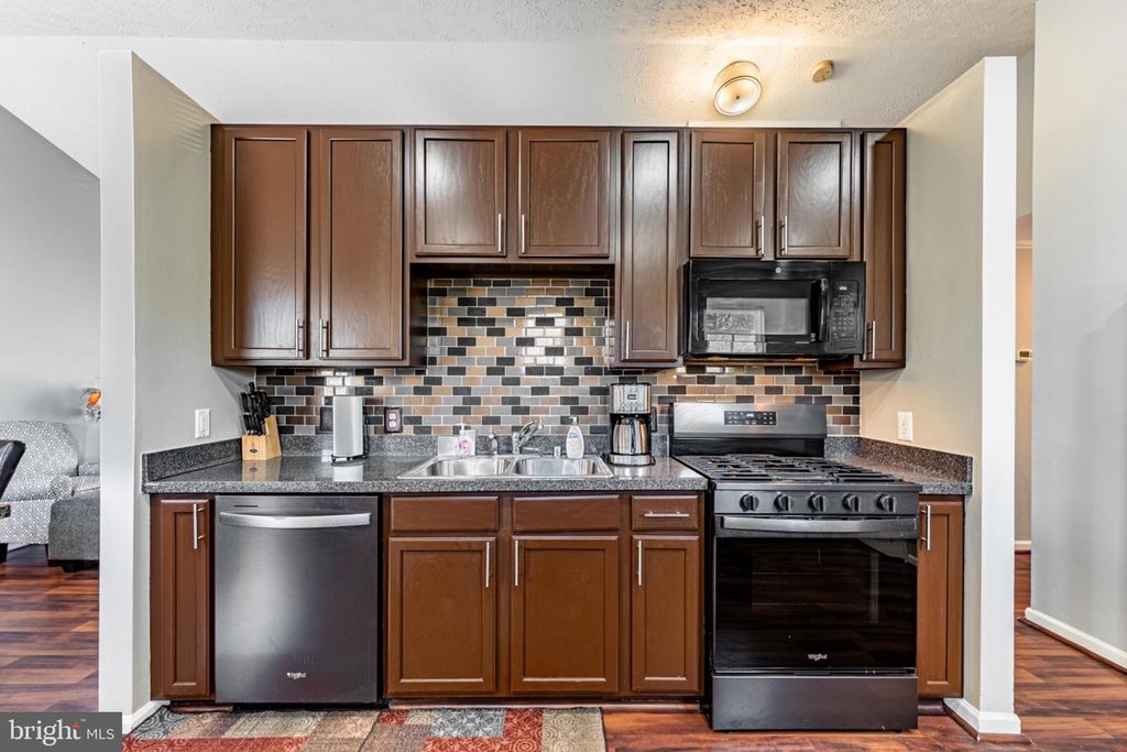 Image 11 of property listing at 60 SIX POINT CT, Baltimore, MD 21244