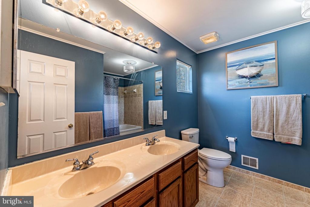 Image 14 of property listing at 60 SIX POINT CT, Baltimore, MD 21244