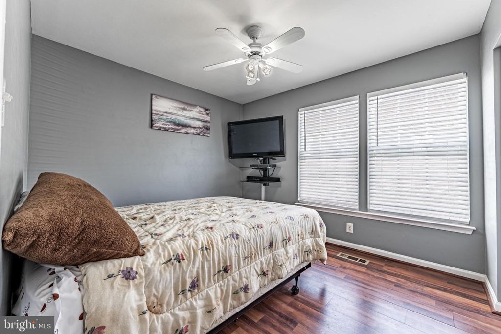 Image 15 of property listing at 60 SIX POINT CT, Baltimore, MD 21244