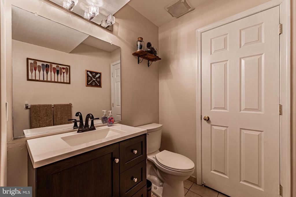 Image 21 of property listing at 60 SIX POINT CT, Baltimore, MD 21244