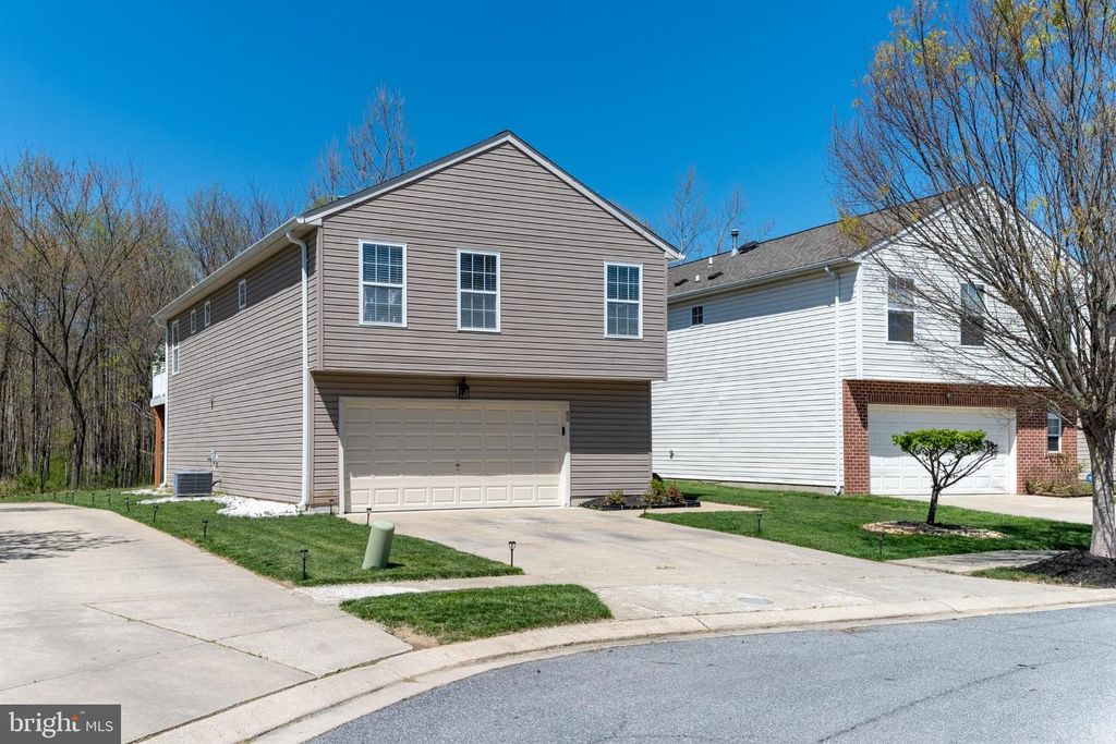 Image 4 of property listing at 60 SIX POINT CT, Baltimore, MD 21244