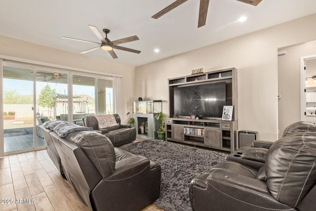 8998 W GARNET MOUNTAIN Drive, Casa Grande, AZ 85194