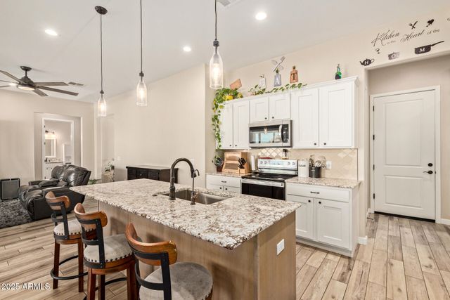 8998 W GARNET MOUNTAIN Drive, Casa Grande, AZ 85194