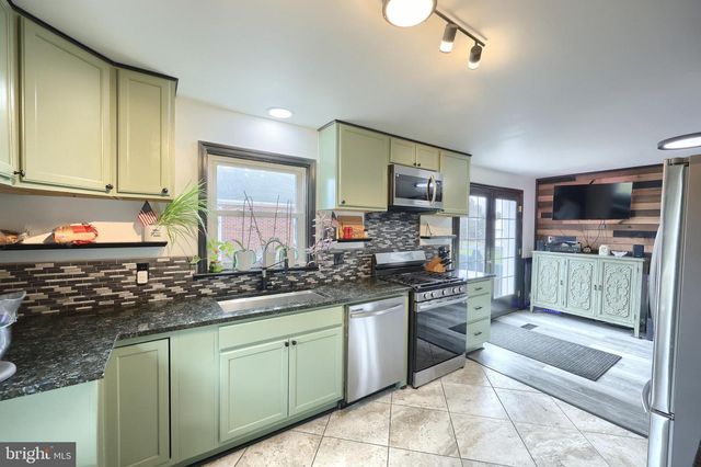 1826 POWDER MILL RD, York, PA 17402