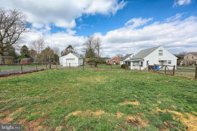 1826 POWDER MILL RD, York, PA 17402