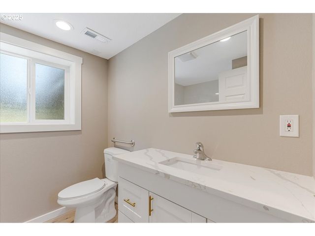 2706 Se SPRUCE St, Hillsboro, OR 97123