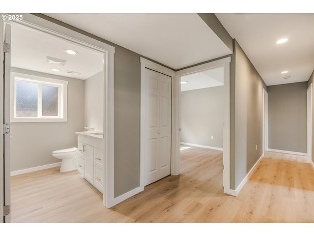 2706 Se SPRUCE St, Hillsboro, OR 97123