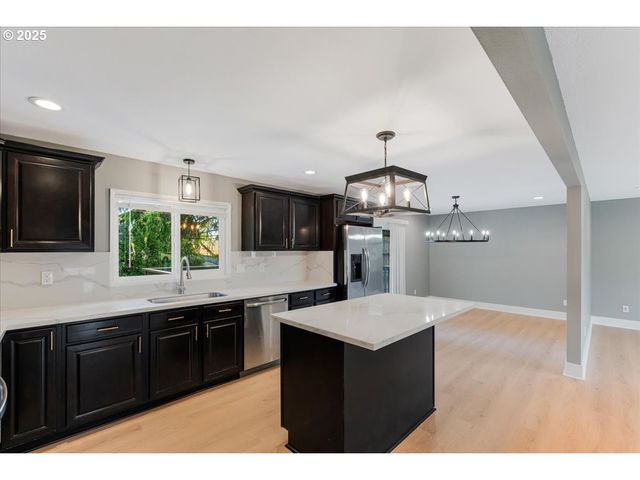 2706 Se SPRUCE St, Hillsboro, OR 97123