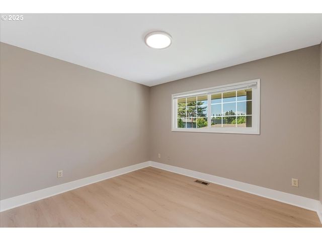 2706 Se SPRUCE St, Hillsboro, OR 97123