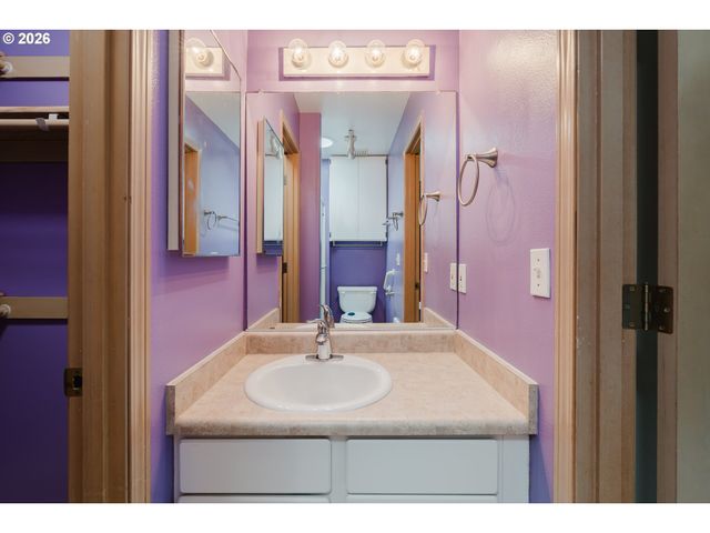 6504 Ne CHESTNUT St, Hillsboro, OR 97124