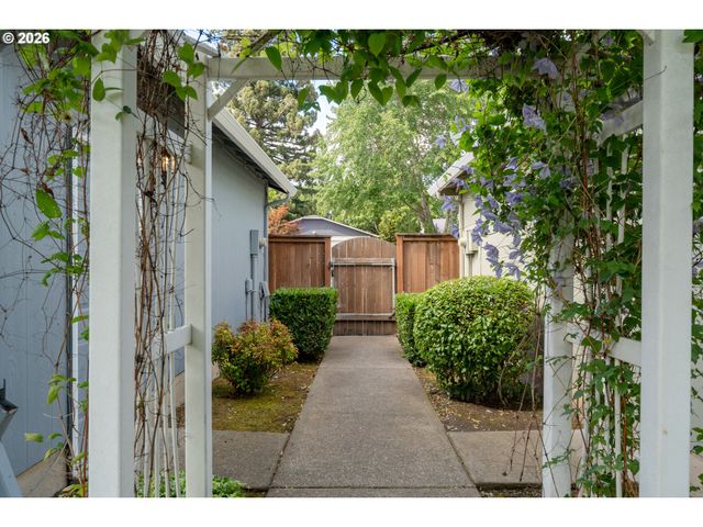 6504 Ne CHESTNUT St, Hillsboro, OR 97124