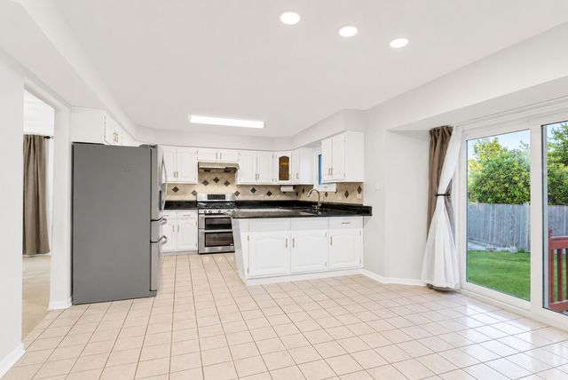 1441 W AUTUMN Trail, Addison, IL 60101