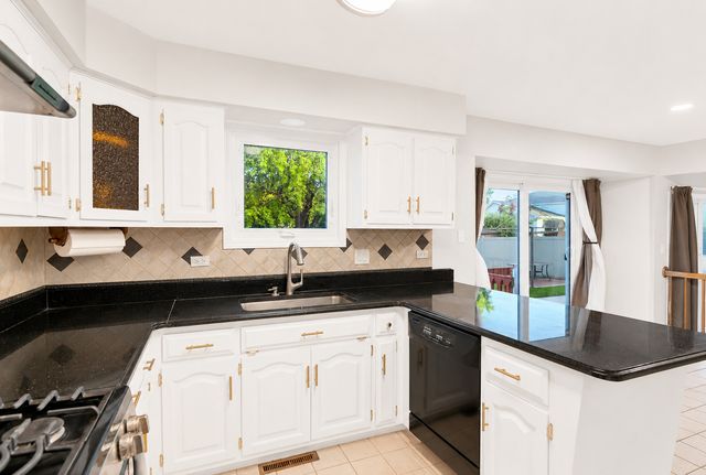 1441 W AUTUMN Trail, Addison, IL 60101