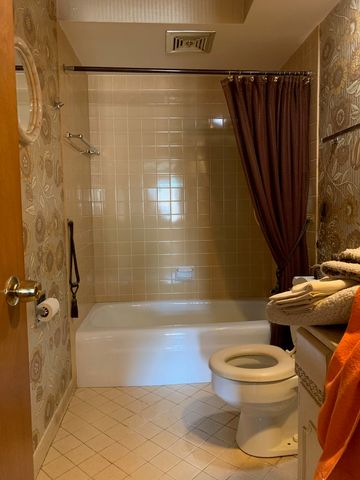 900 S River Road 4A, Des Plaines, IL 60016