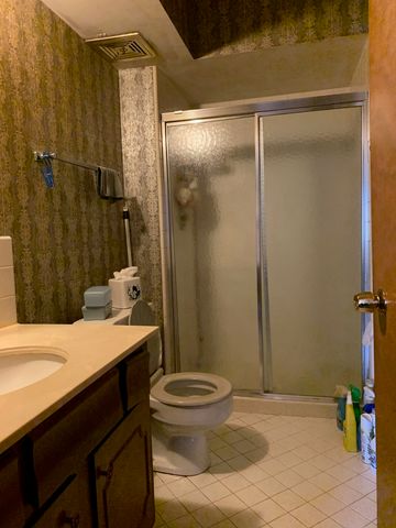 900 S River Road 4A, Des Plaines, IL 60016