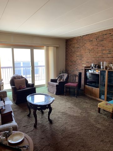 900 S River Road 4A, Des Plaines, IL 60016