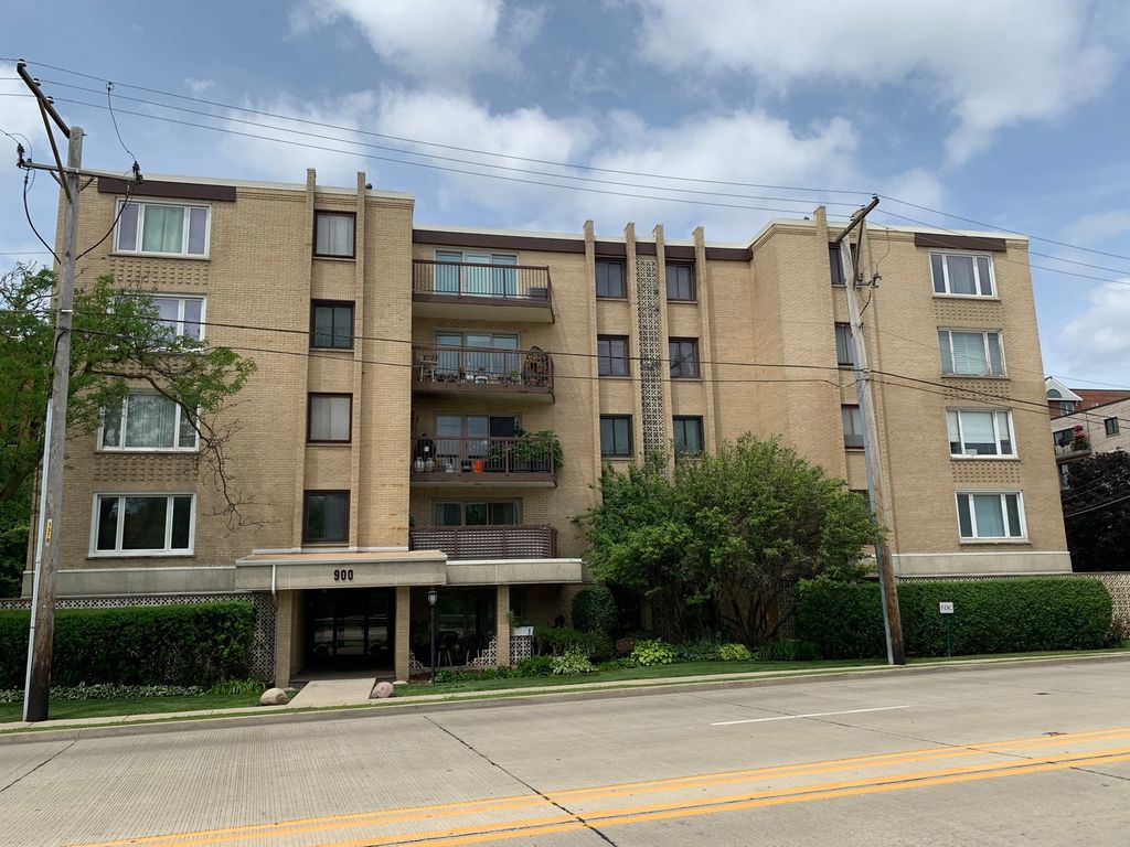 900 S River Road 4A, Des Plaines, IL 60016