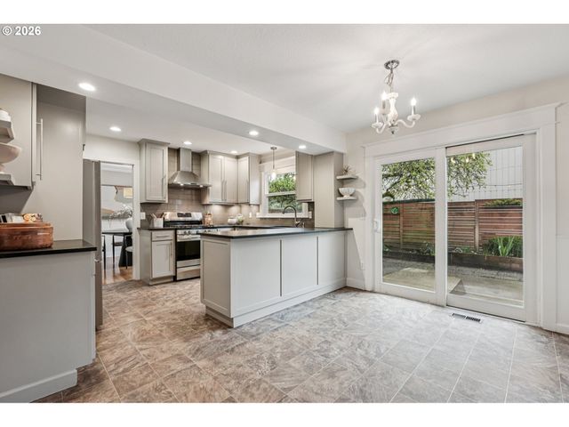 7670 Sw DANIELLE Ave, Beaverton, OR 97008