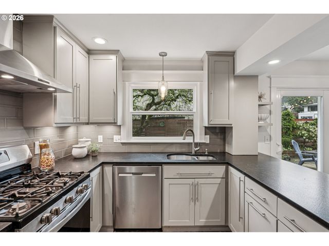 7670 Sw DANIELLE Ave, Beaverton, OR 97008