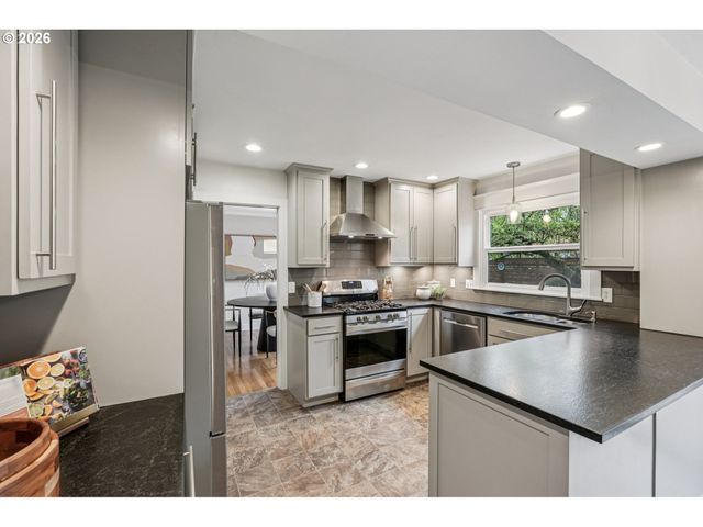 7670 Sw DANIELLE Ave, Beaverton, OR 97008