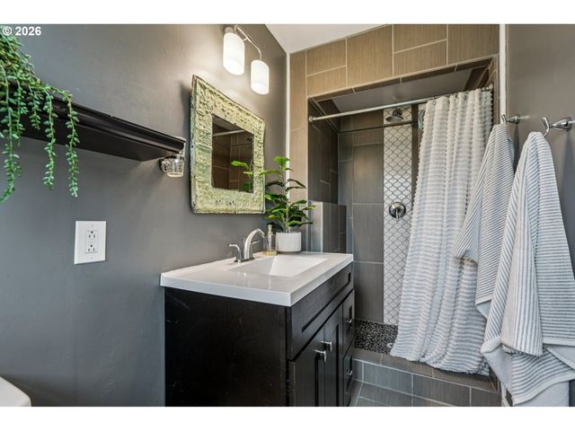 7670 Sw DANIELLE Ave, Beaverton, OR 97008