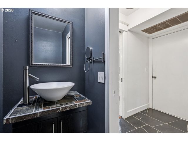 7670 Sw DANIELLE Ave, Beaverton, OR 97008