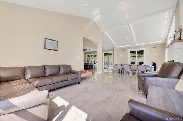 31 Walnut Ridge Lane, Bloomingburg, NY 12721