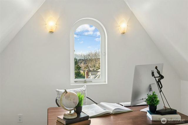 9710 8th Avenue NE, Seattle, WA 98115