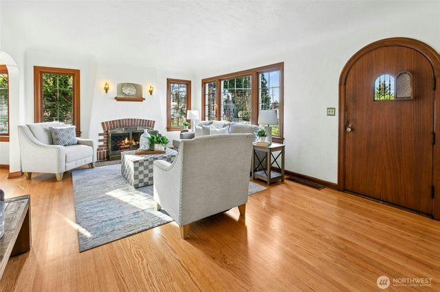 9710 8th Avenue NE, Seattle, WA 98115