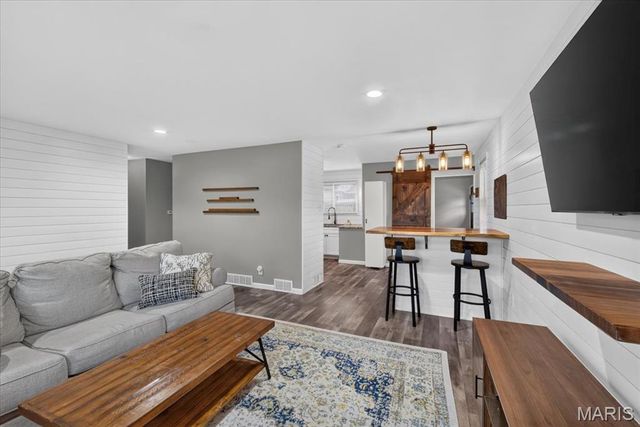 3853 Rainor Court, St Louis, MO 63116