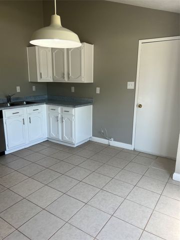 2101 Pennington Drive, Arlington, TX 76014